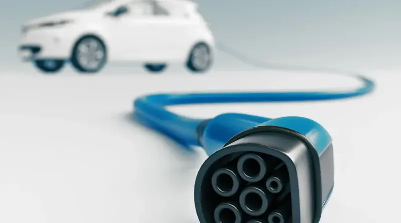 Jakie napięcie w samochodzie elektrycznym wpływa na czas ładowania?