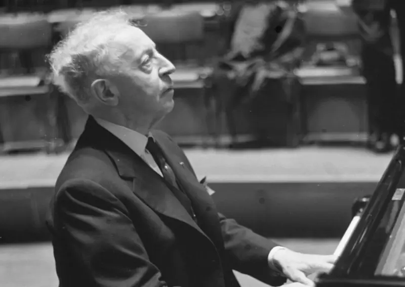 Artur Rubinstein, mistrz fortepianu, w skupieniu grający. Ciekawostki o jego życiu i karierze są fascynujące.