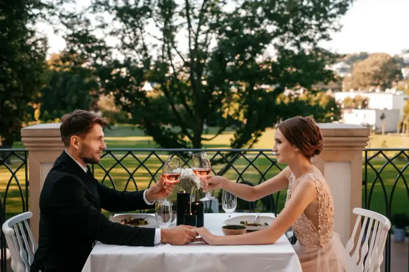 Elegancka kolacja we dwoje na tarasie z widokiem na zieleń. Idealne gdynia atrakcje dla par na romantyczny wieczór.
