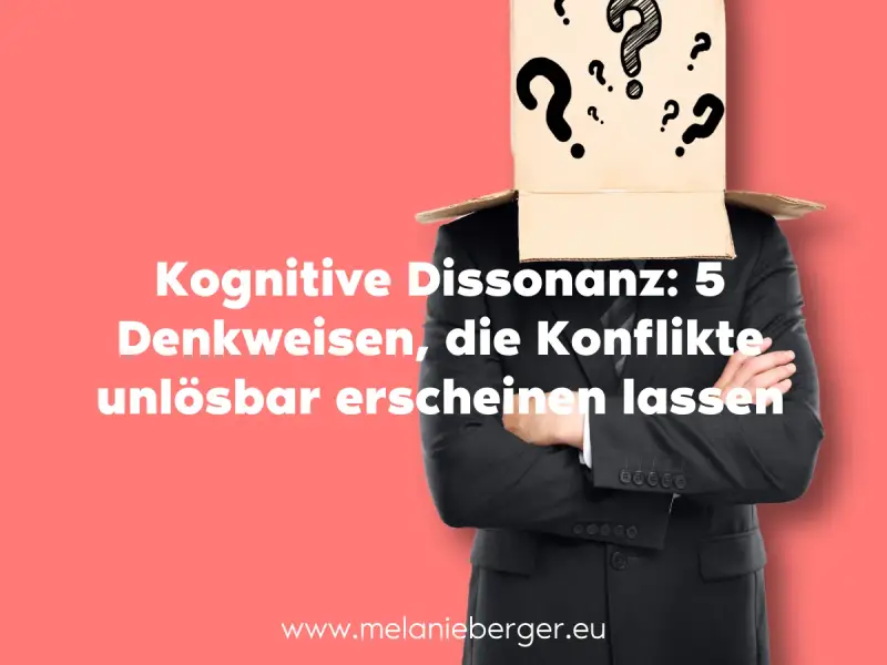 Mann mit Karton über dem Kopf, voller Fragezeichen. Kognitive Dissonanz: 5 Denkweisen, die Konflikte unlösbar erscheinen lassen.