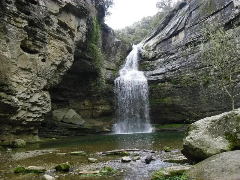 La Foradada en Cantonigròs, una cascada espectacular rodeada de rocas y vegetación, creando un paisaje natural impresionante.