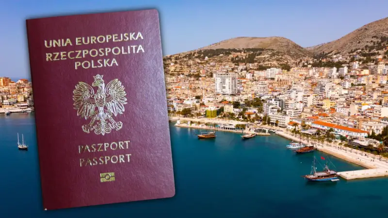 Polski paszport na tle malowniczego wybrzeża. Czy do Austrii trzeba mieć paszport? Tak, nawet do krajów UE, jeśli nie masz dowodu osobistego.