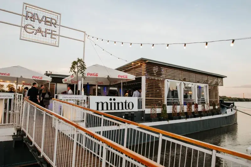 Miinto showroom na River Cafe. Opinie o tym miejscu są pozytywne, zwłaszcza o jego unikalnej lokalizacji na wodzie.