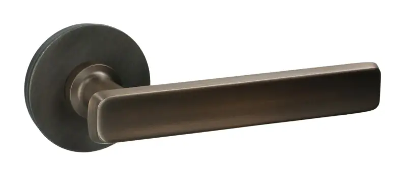Poignée de porte moderne en bronze, avec une tige poignée de porte trop longue, au design épuré et contemporain.