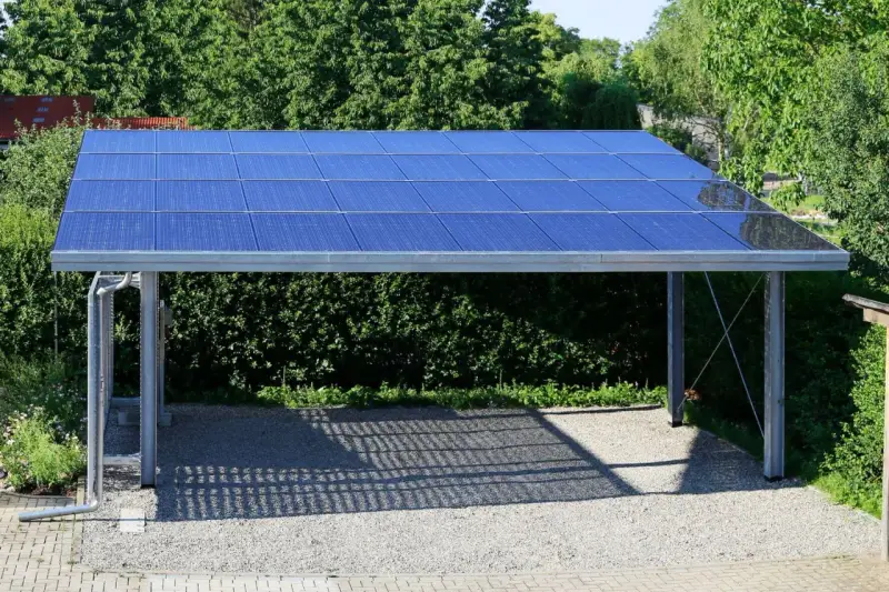 Nowoczesna konstrukcja wiaty pod panele fotowoltaiczne, zapewniająca cień i czystą energię.