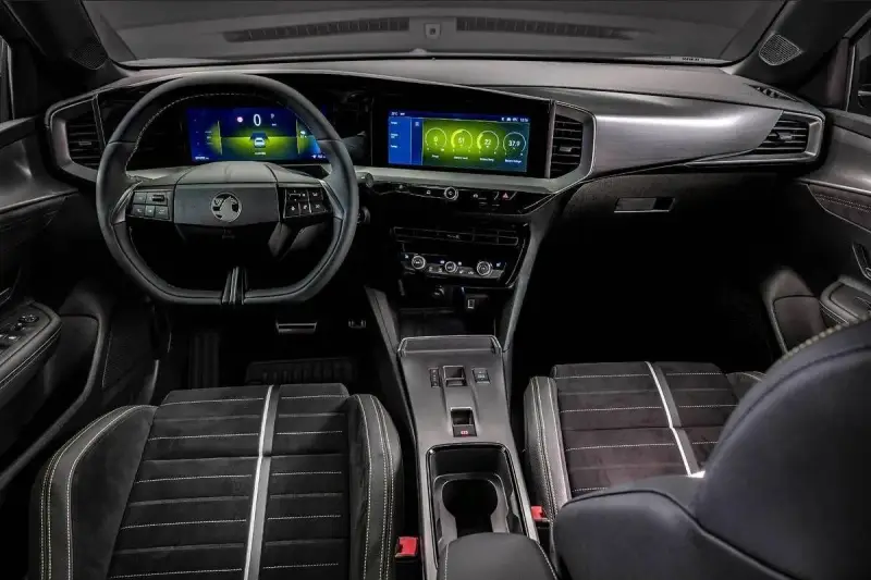 Wnętrze nowoczesnego Vauxhalla z dwoma ekranami, sportowymi fotelami i eleganckimi detalami.