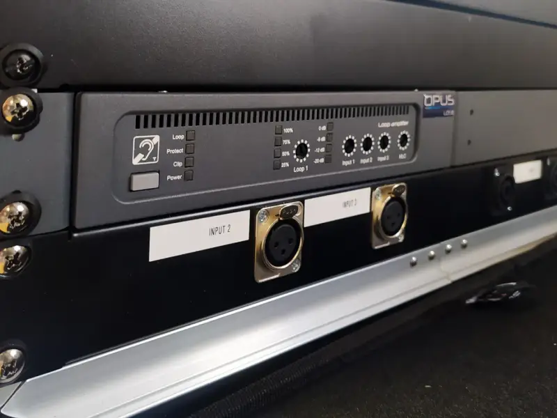 Wzmacniacz pętli indukcyjnej z wejściami XLR i wskaźnikami LED.
