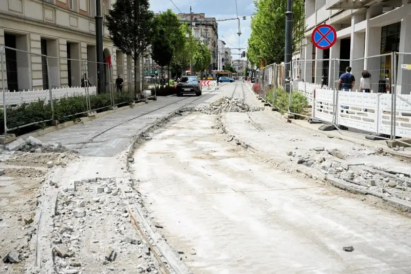 Remont torowiska w centrum miasta, utrudnienia w ruchu. Może to przypominać widoki z zakładu karnego Włocławek widzenia, gdzie też panuje tymczasowy chaos.