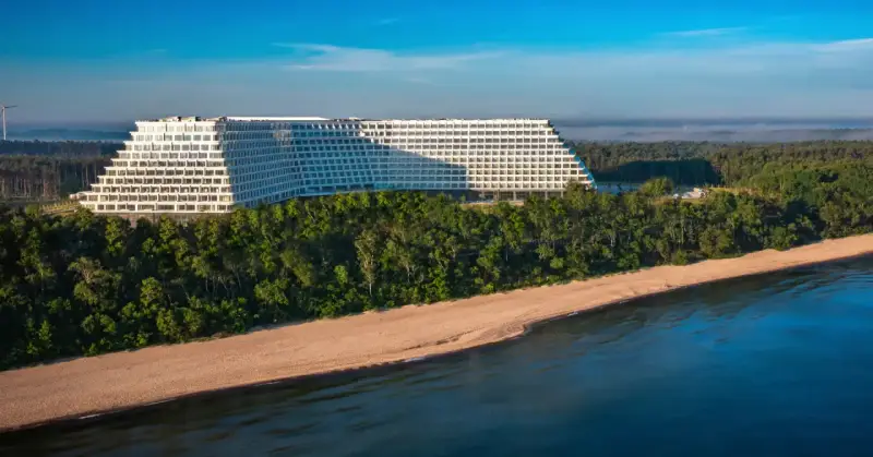 Nowy Hotel Gołębiewski w Pobierowie wita gości! Monumentalny obiekt na klifie, otoczony lasem, z widokiem na morze.