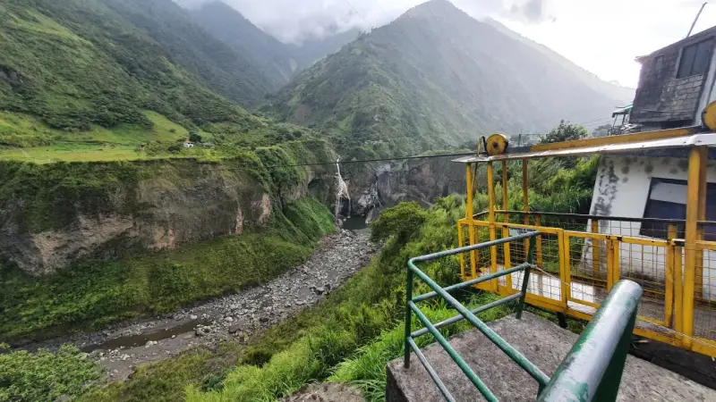 Widok na wodospad i kanion w Vilcabamba. Żółta platforma widokowa z metalową balustradą.