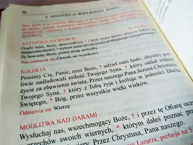 Najpiękniejsze modlitwy wiernych: tekst z księgi liturgicznej, zawiera modlitwy na 5. Niedzielę Wielkiego Postu.