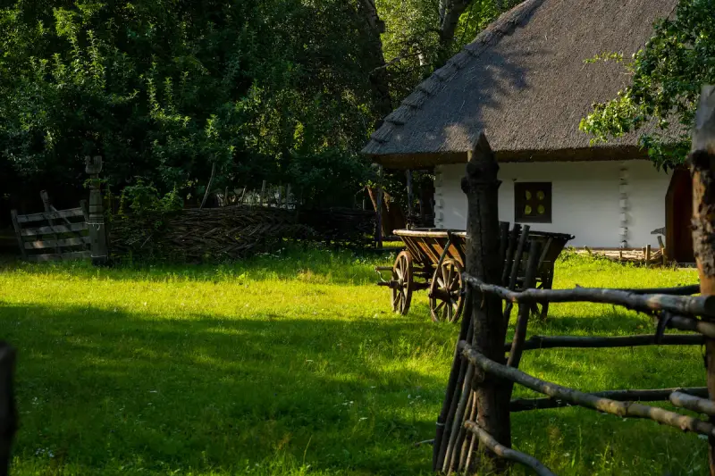 Co to jest agroturystyka? To urokliwy domek z tradycyjną strzechą, drewniany wóz i zielona trawa. Idealne miejsce na odpoczynek od miejskiego zgiełku.