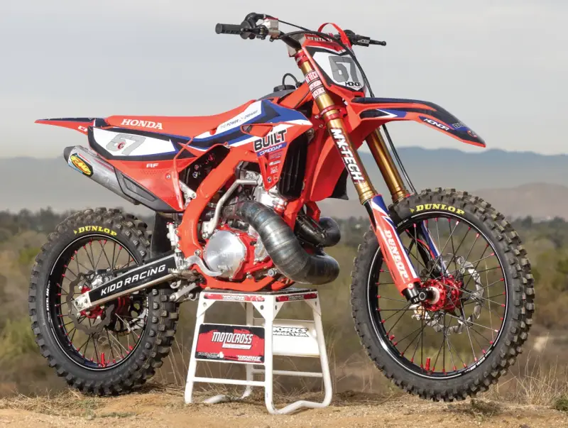 Czerwony motocykl crossowy Honda CR 500 z numerem 57, gotowy do akcji.