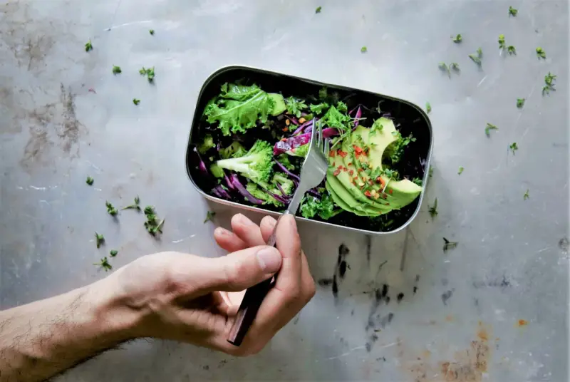 Zdrowa sałatka z awokado, brokułów i jarmużu w lunchboxie. Idealna na cały tydzień, gdy stosujesz dietę wątrobową. Przepisy na zdrowie!