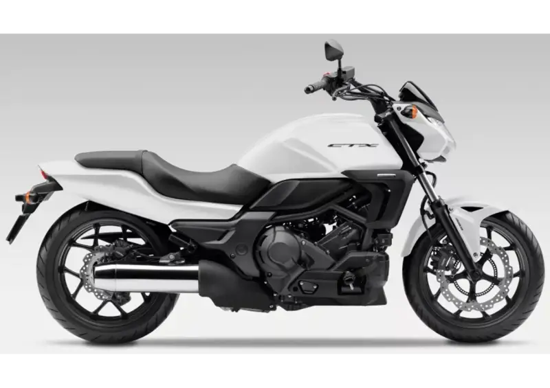 Biały motocykl Honda CTX z czarnym siedzeniem i detalami. Nowoczesny design, gotowy na każdą drogę.