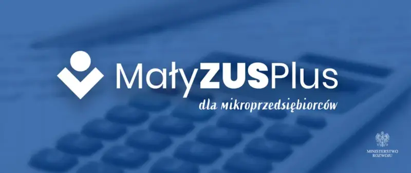 Mały ZUS Plus 2026: biały symbol i napis na tle kalkulatora. Wsparcie dla mikrofirm.