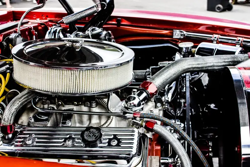 Motore cromato lucido, con filtro aria rotondo e tubi intrecciati. Un esempio di come si misurano i cavalli di un motore, con dettagli che ne esaltano la potenza.