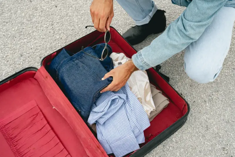 Pakowanie walizki. Zastanawiasz się, ile kosztuje dokupienie walizki w Ryanair? Sprawdź ceny przed podróżą!