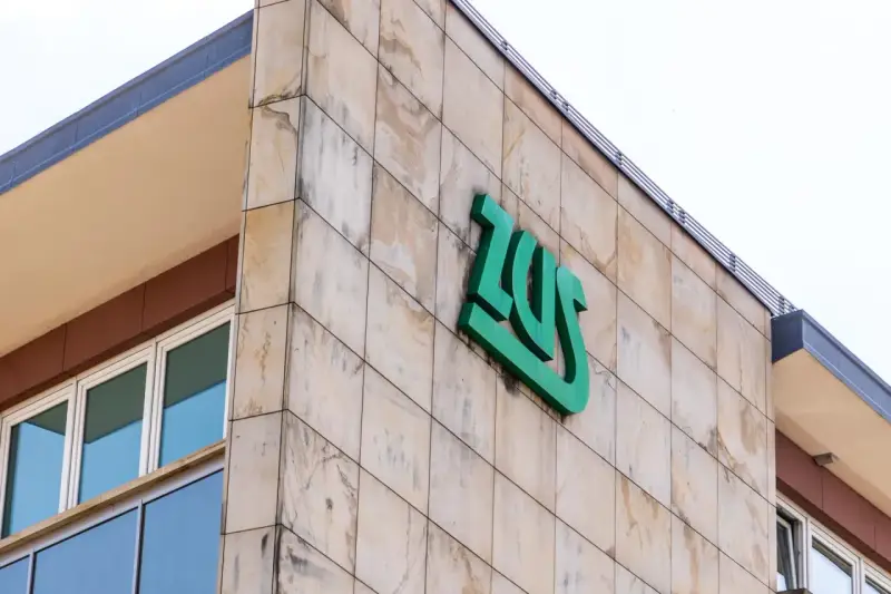 Znak ZUS na budynku. Zastanawiasz się, jak umowa zlecenie wpływa na Twoją przyszłą emeryturę?