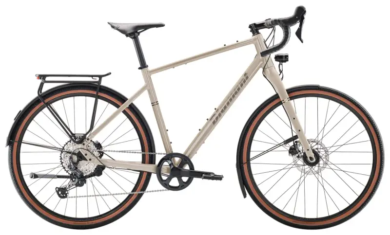 Beiges Diamant Nhomatest Gravelbike mit Gepäckträger und Schutzblechen, bereit für jedes Abenteuer.