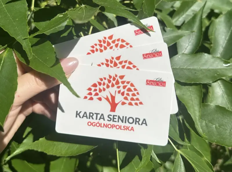 Karta Seniora z symbolem drzewa i napisem "Karta Seniora Ogólnopolska". Wygląda jak ważny dokument dla seniorów.