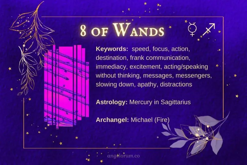 8 Buław Tarot: pionowe, fioletowe karty z tekstem i złotymi zdobieniami.