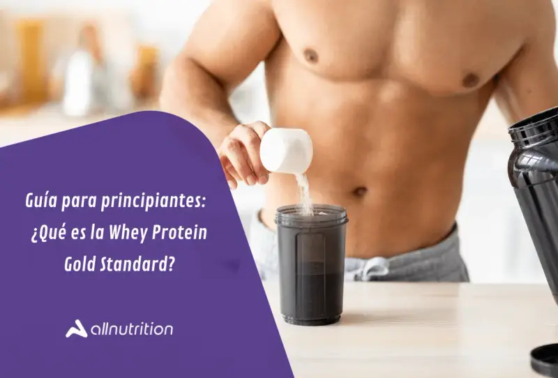 Hombre preparando batido de proteína. Descubre para qué sirve la whey protein Gold Standard y cómo puede ayudarte a alcanzar tus metas.