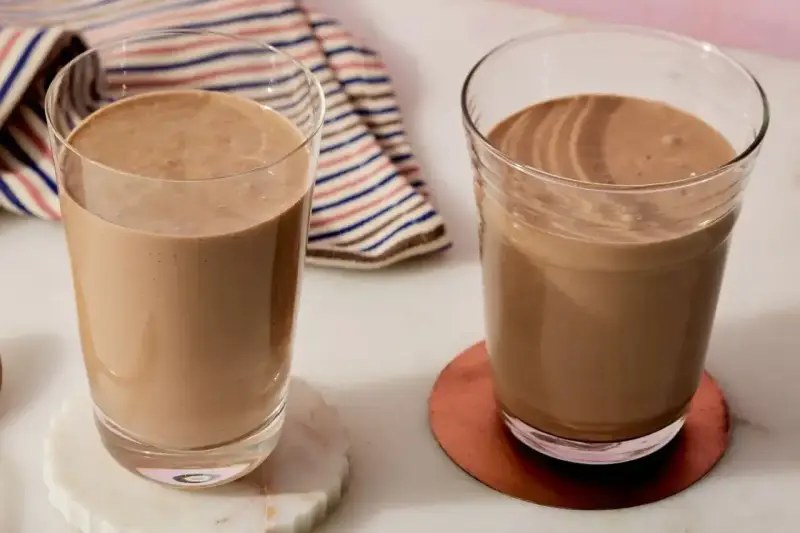 Dwa szklanki pysznego, czekoladowego shake'a proteinowego. Idealny przepis na szybki posiłek lub regenerację po treningu.