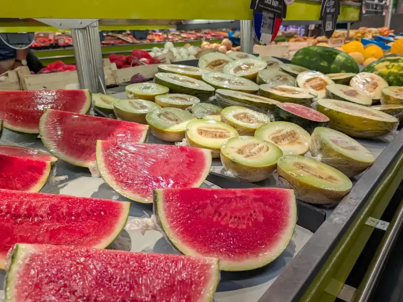 Kawałki arbuza i melonów na sprzedaż. Trudno jednoznacznie stwierdzić, który melon jest najzdrowszy, ale wszystkie są pyszne!