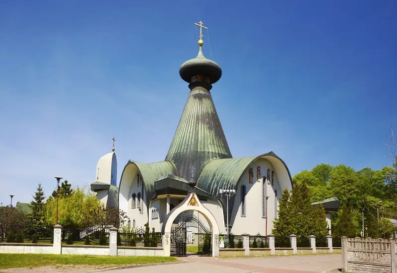 Piękna cerkiew w Polsce z charakterystyczną kopułą i krzyżem. Wspaniały przykład architektury sakralnej.