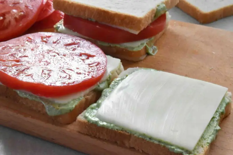 Kanapki z pomidorami i serem, gotowe do zrobienia pysznego panini.