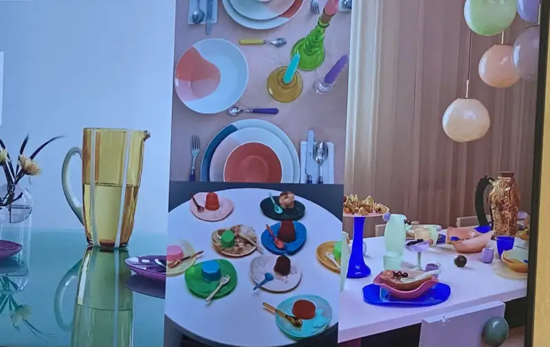 Un joyeux **art de la table française** avec des desserts colorés, des assiettes vives et un pichet jaune.
