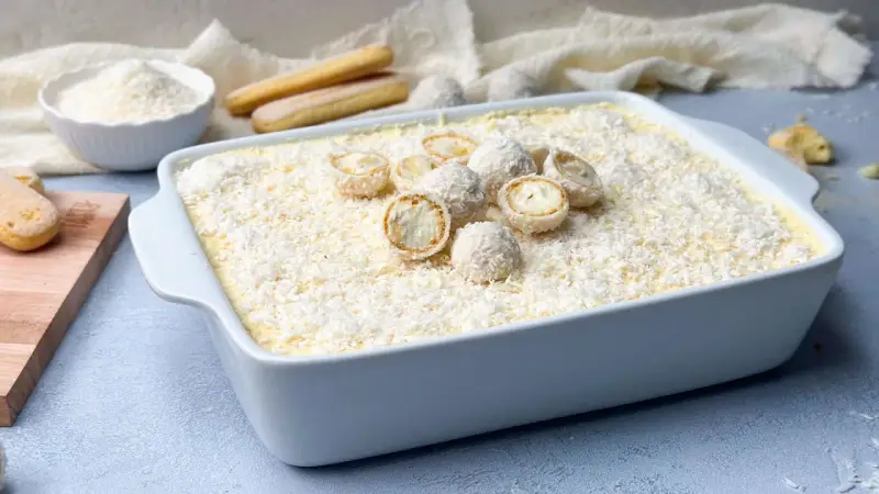 Ein köstliches Raffaello Tiramisu Rezept, das mit Kokosraspeln und süßen Pralinen verziert ist. Perfekt für jeden Anlass!