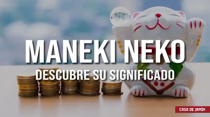 Maneki neko con pilas de 5 oros, invitando a descubrir su significado.