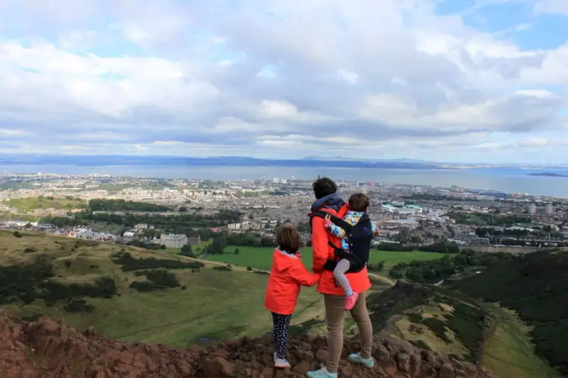 Familia disfrutando de vistas panorámicas de Edimburgo con niños. Un día perfecto para explorar la ciudad.