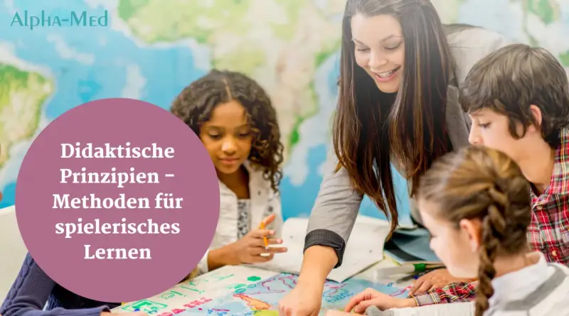 Lehrerin erklärt Kindern spielerisch die didaktischen Prinzipien.