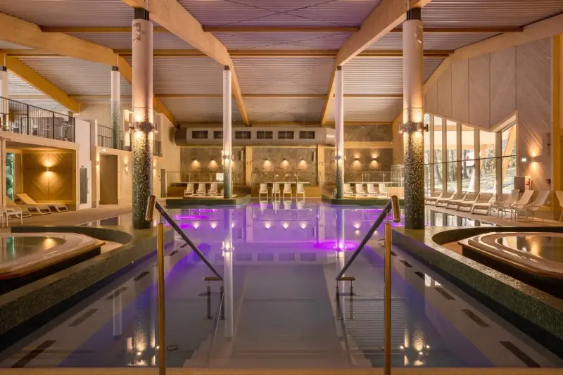 Szczyrk atrakcje na niepogodę: kryty basen z podgrzewaną wodą i jacuzzi, idealne miejsce na relaks.