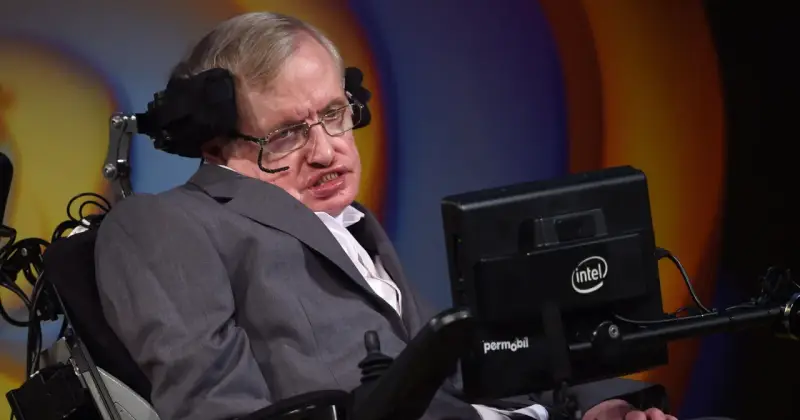Stephen Hawking, mimo choroby, w fotelu z komputerem, który pomagał mu komunikować się ze światem.