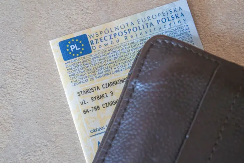 Dowód rejestracyjny pojazdu i brązowy portfel. Czy można zrobić przegląd bez dowodu rejestracyjnego? To pytanie nurtuje wielu kierowców.