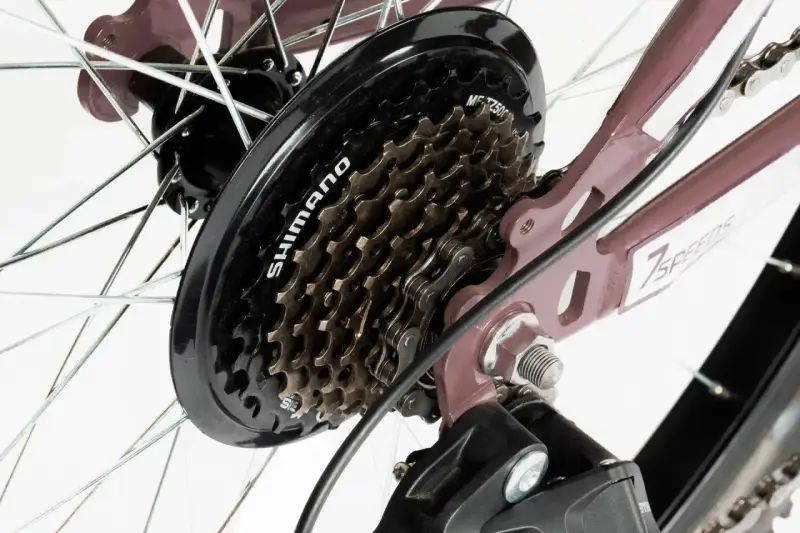 Kaseta Shimano 7-biegowa, widoczna na rowerze. Tabela kompatybilności Shimano pomoże dobrać odpowiednie części.