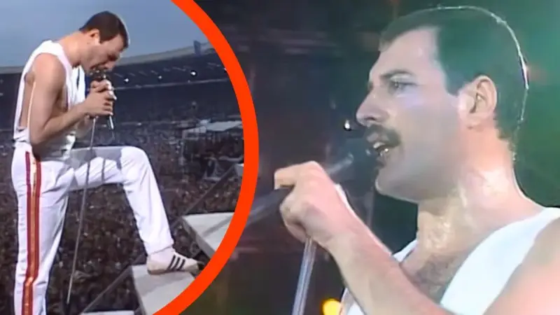 Freddie Mercury w białym stroju, z mikrofonem w dłoni, na tle tłumu. To mógł być jego ostatni koncert.