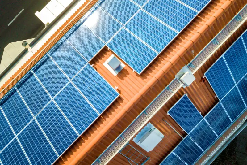 Panele fotowoltaiczne na dachu. Od kiedy można instalować 150 kw bez pozwolenia na budowę?