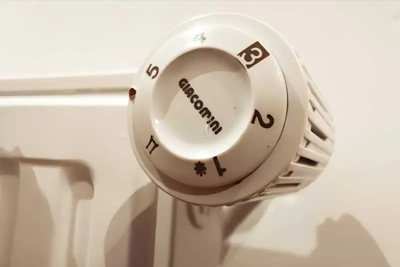 Le thermostat Giacomini affiche le chiffre 1, symbolisant une température basse. Que veut dire la lune sur un thermostat ? Ici, c'est une étoile, indiquant le gel.