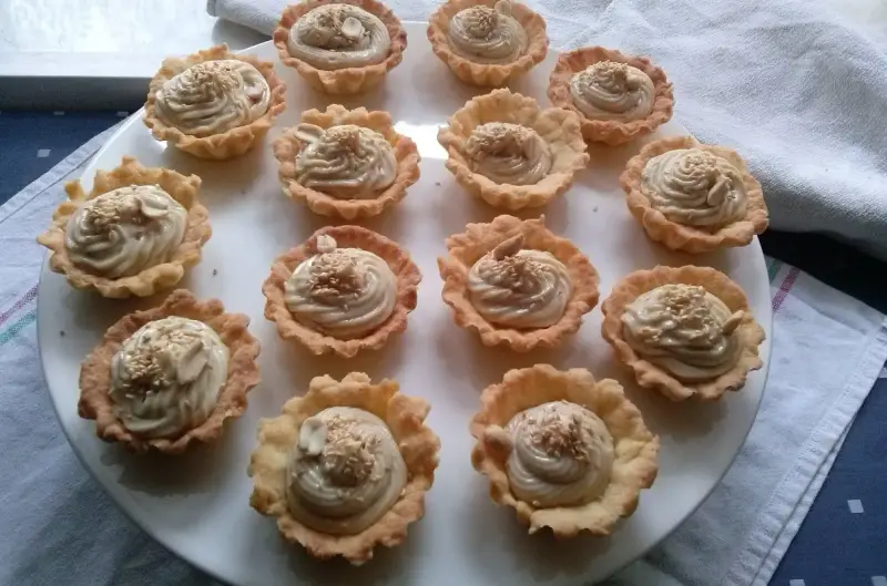 Mini tartaletki z kremem chałwowym, posypane sezamem i orzechami. Idealne na deser.