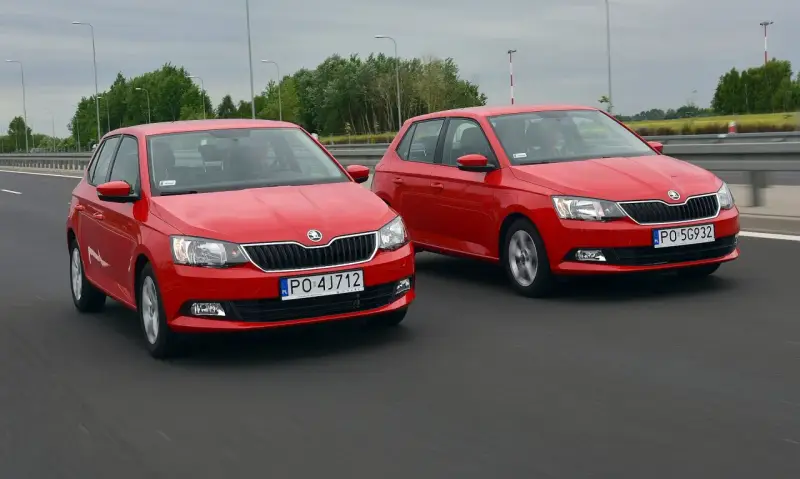 Dwie czerwone Škody Fabia na drodze. Sprawdź aktualne skoda fabia - ceny używanych.