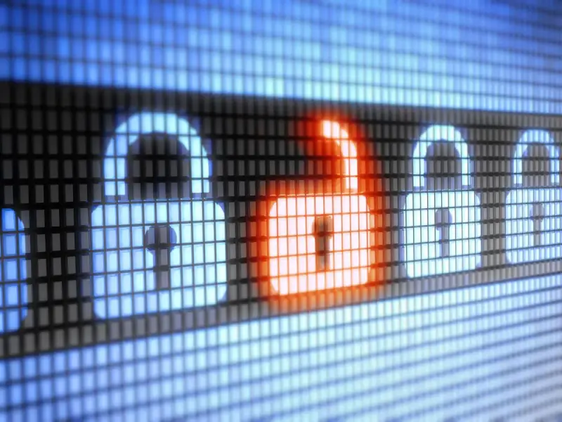 Cyfrowe zamki, jeden otwarty na czerwono, symbolizują zagrożenie. Czy to atak rootkit? Co to jest i jak się chronić?