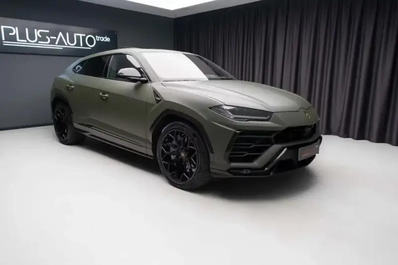 Matowy, zielony Lamborghini Urus na czarnych felgach. Sprawdź, jaka jest aktualna lamborghini urus cena.