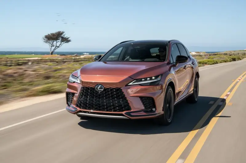 Nowy Lexus RX jedzie wzdłuż malowniczego wybrzeża.
