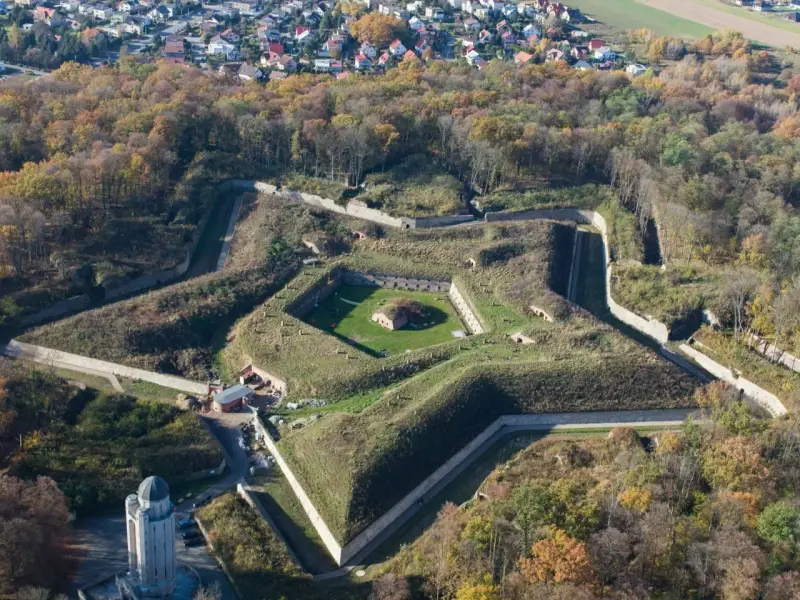 Fortyfikacje w Nysie, kształtem przypominające gwiazdę, to jedne z najciekawszych atrakcji regionu. Otoczone jesiennym lasem, zachwycają swoją architekturą.
