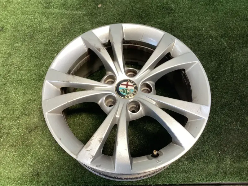 Cerchi in lega Alfa Romeo Giulietta 17 pollici, con logo centrale.
